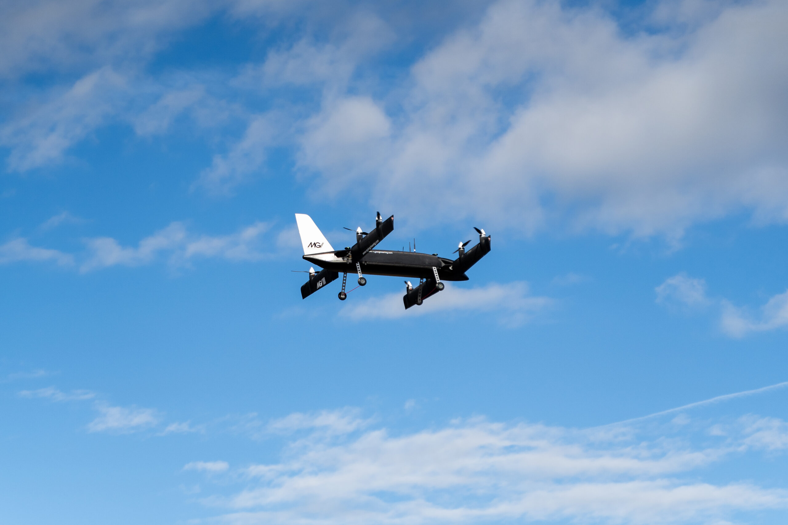 UAV compatto in volo su cielo aperto